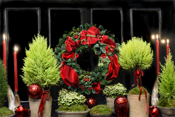 Holiday Mantel Decor – Alive With Color!